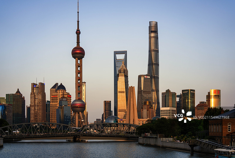 上海外白渡桥与陆家嘴图片素材