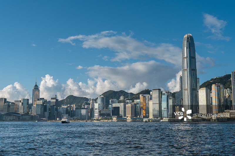 蓝天白云下的香港岛中西区海滨中环段图片素材