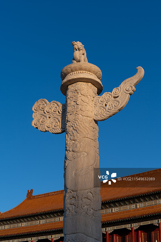 清晨日出时刻城楼前的汉白玉华表图片素材
