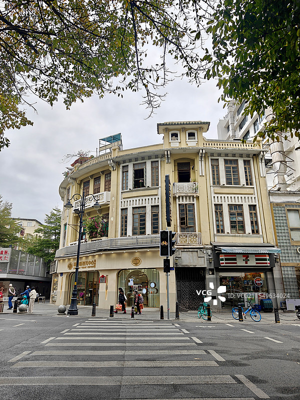 斑马线对面的洋楼——摄于广州起义路口图片素材
