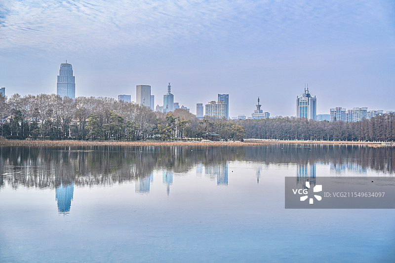 武汉 东湖 水天一色 静谧 城市天际线图片素材