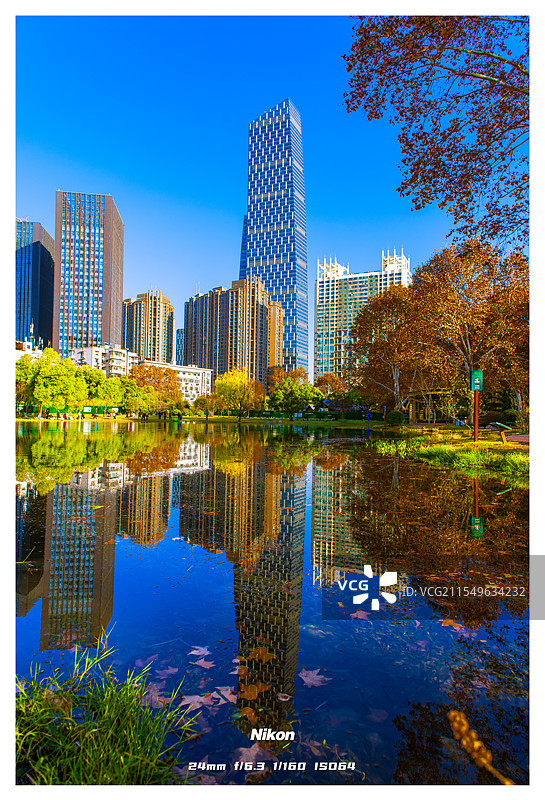 城市大楼倒影图片素材