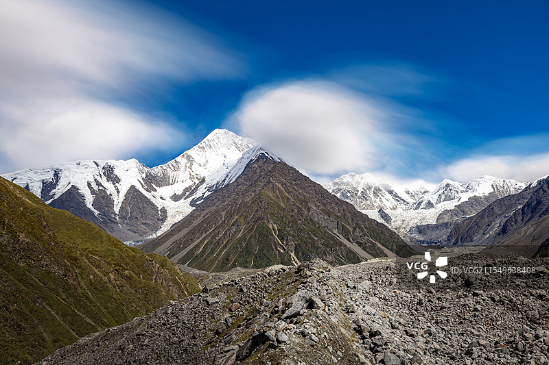 云雾缭绕的巍峨雪山图片素材
