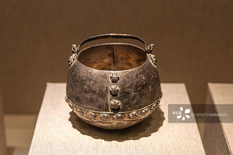 河南省郑州市河南博物院唐代文物提梁银壶，伊川县齐国太夫人墓出土图片素材
