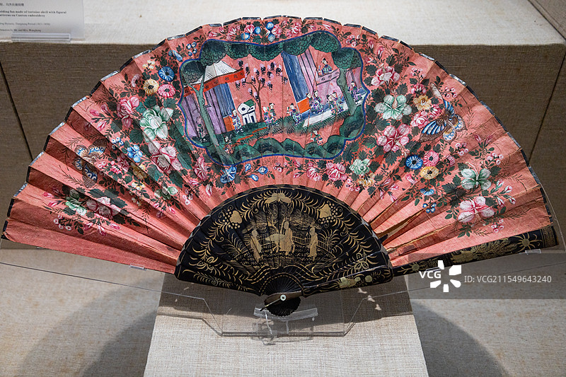 广州十三行博物馆藏黑漆描金扇骨纸本彩绘贴象牙人物纹折扇图片素材