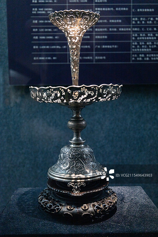 广州十三行博物馆藏银锤揲镂空龙纹双层果盘图片素材