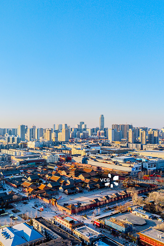 中国辽宁沈阳沈阳故宫和城市天际线航拍黄昏风光图片素材