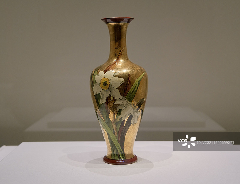 与美为期，威廉·莫里斯与英国工艺美术运动展览，珐琅彩绘金底陶器花瓶图片素材