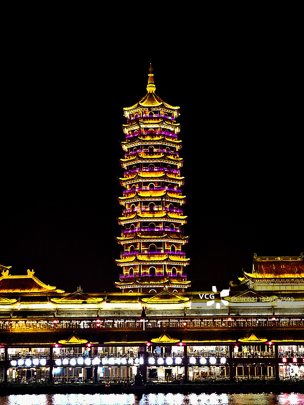 古塔在璀璨灯光里尽显古韵，飞檐翘角间仿佛诉说着悠悠岁月，与下方的灯火交相辉映，美得动人心弦。图片素材