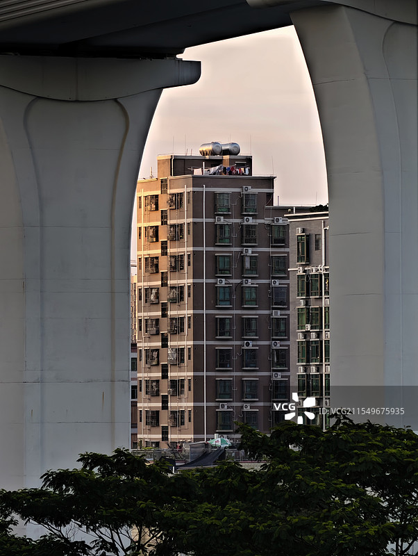 深圳龙胜地铁站高架桥一隅图片素材