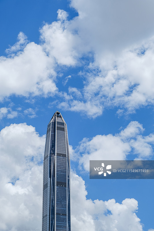 蓝天白云下的平安金融中心图片素材