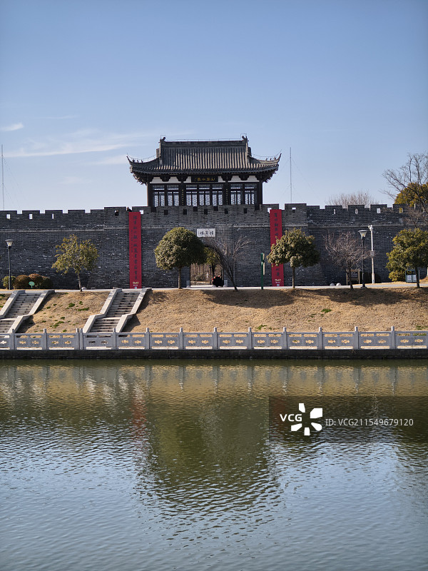 长江支流临河古建筑城楼图片素材