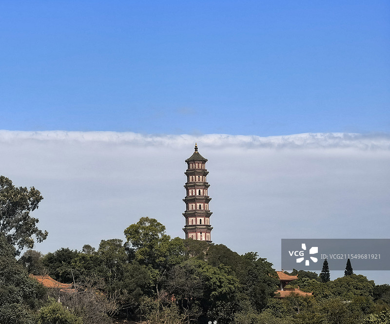 蓝天下的塔图片素材