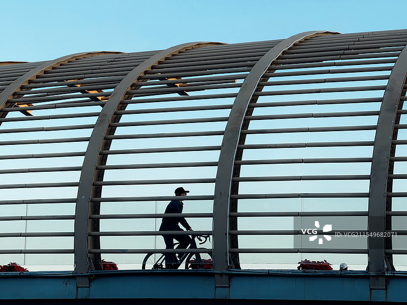 落日中的骑行男子剪影图片素材