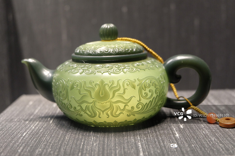 中华缠枝纹薄胎玉壶图片素材