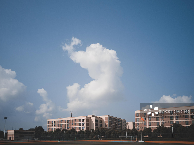 宿舍楼上的云朵图片素材