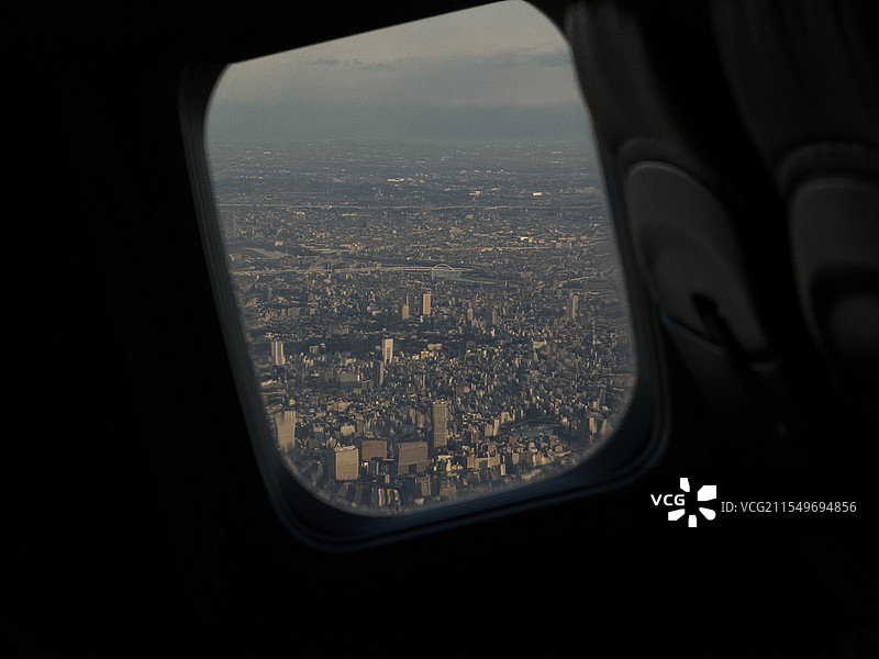 从飞机的窗户看东京图片素材