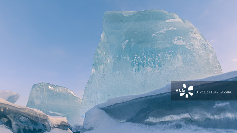 哈尔滨松花江边的大冰块图片素材