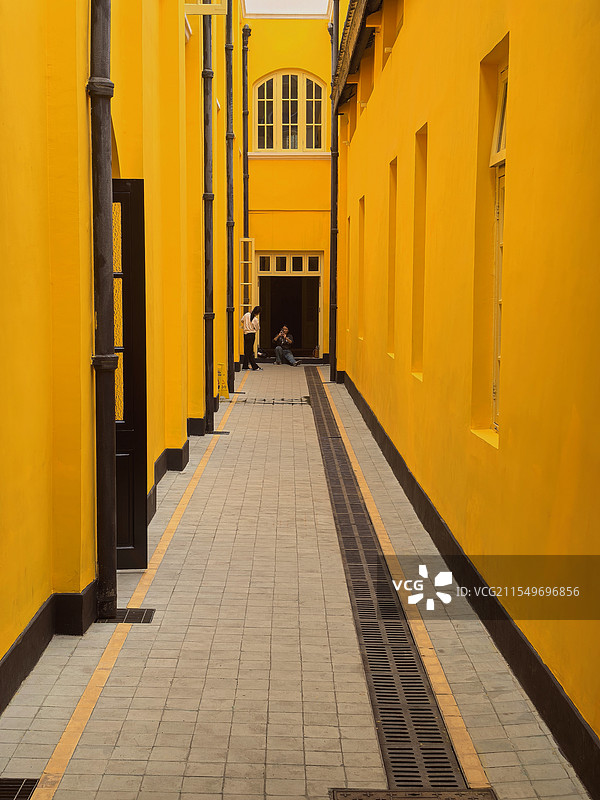 阳光下的宁静长廊图片素材