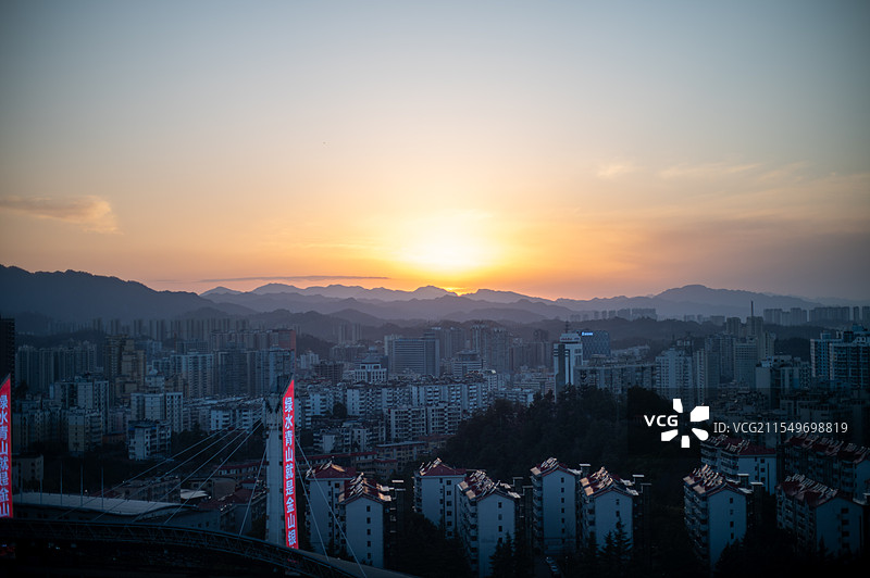 夕阳下的城市，余晖与灯光交映图片素材