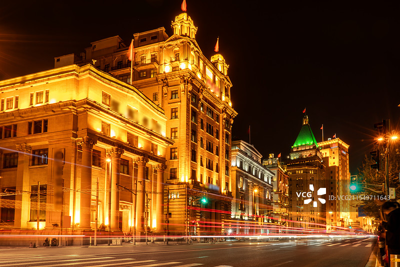 灯光照亮的历史城市街道的上海夜景图片素材