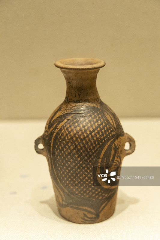 甘肃省博物馆“甘肃彩陶展”：鲵鱼纹彩陶瓶（新石器时代仰韶文化晚期，1958年甘肃省武山县傅家门出土）图片素材