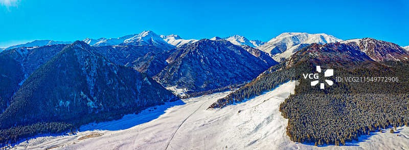 航拍冬季祁连山国家公园冰沟河景区宽幅自然风光图片素材