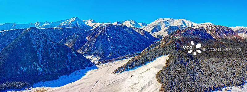 航拍冬季祁连山国家公园冰沟河景区宽幅自然风光图片素材