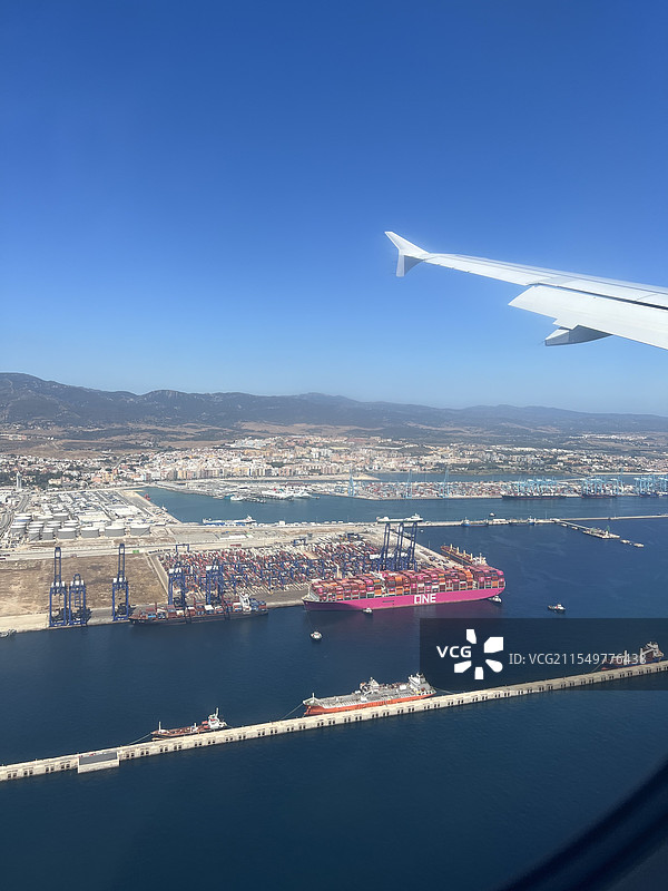 直布罗陀海峡上空飞机视角图片素材