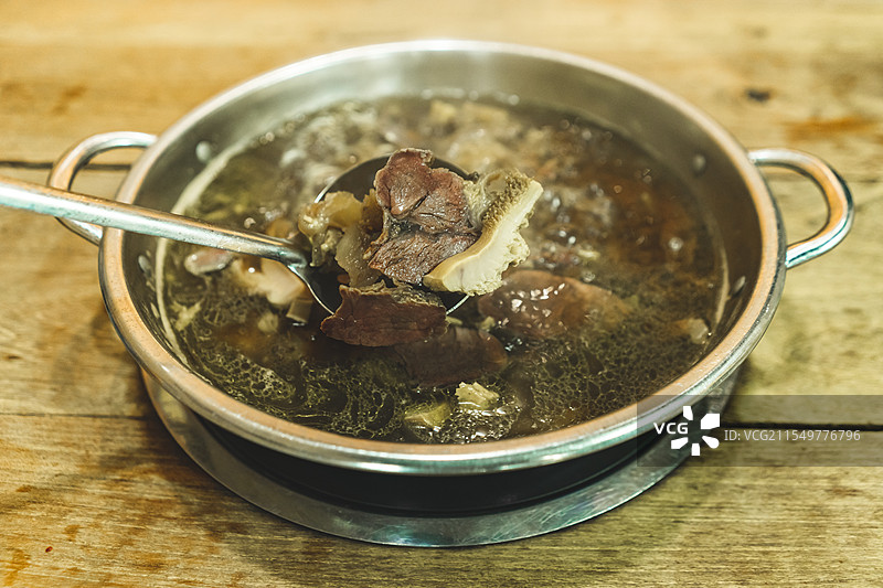 中国餐饮行业饮食产业，传统经典中国食品，美食拍摄主题，一铁锅炖牛肉，室内无人图像图片素材