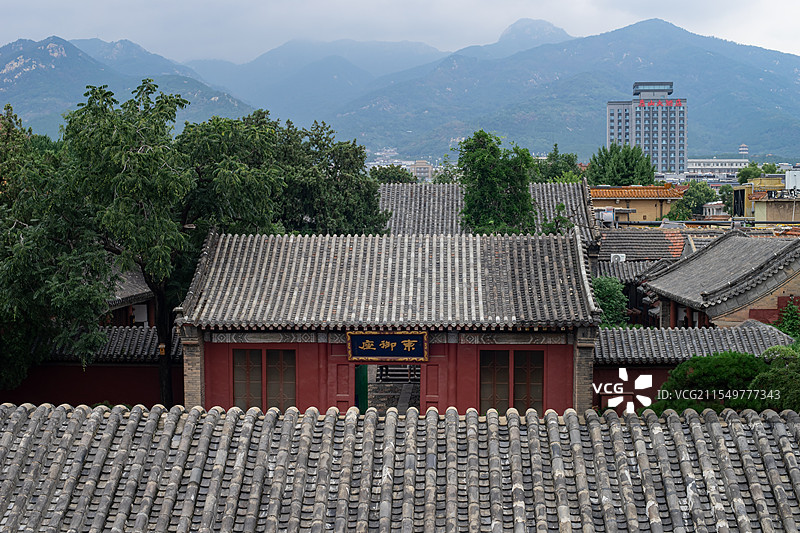 中国非都市风光拍摄主题，山东泰安国内著名景点岱庙，东御座门口的衙门标牌，户外白昼无人图像摄影图片素材
