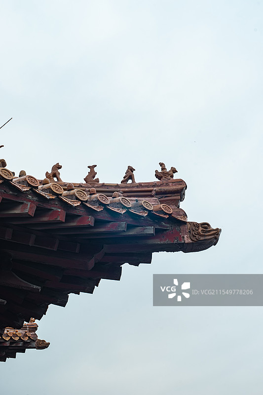 中国非都市风光拍摄主题，寺庙里成一排的五脊六兽雕塑图片素材