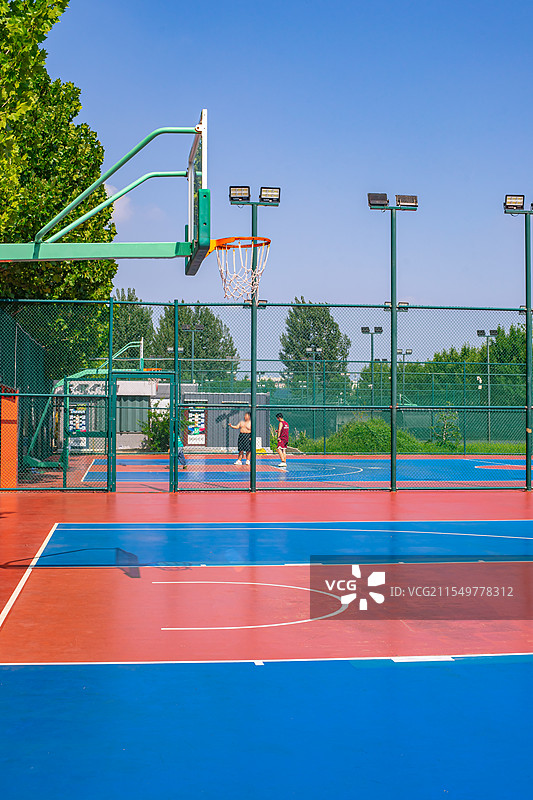 中国体育运动健身活动篮球场拍摄主题，天空干净协调自由简单反差纯净式样，户外白昼无人图像摄影图片素材