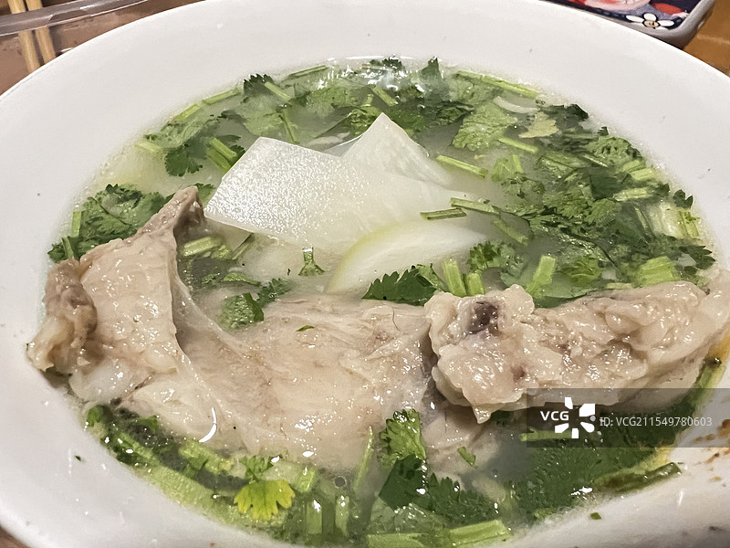 新疆家常菜清炖羊肉汤 肉是羊排配菜是香菜图片素材