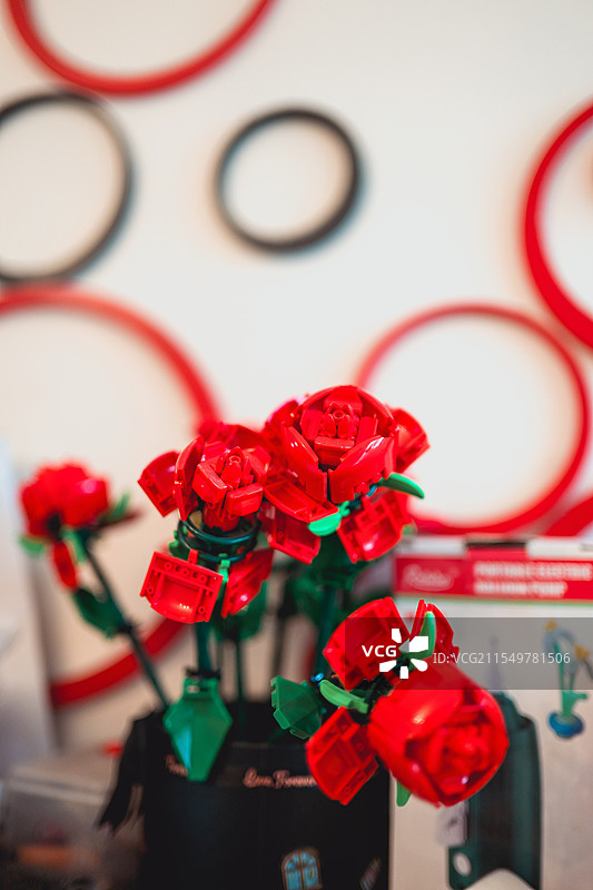 白色背景下圣诞装饰的特写镜头图片素材