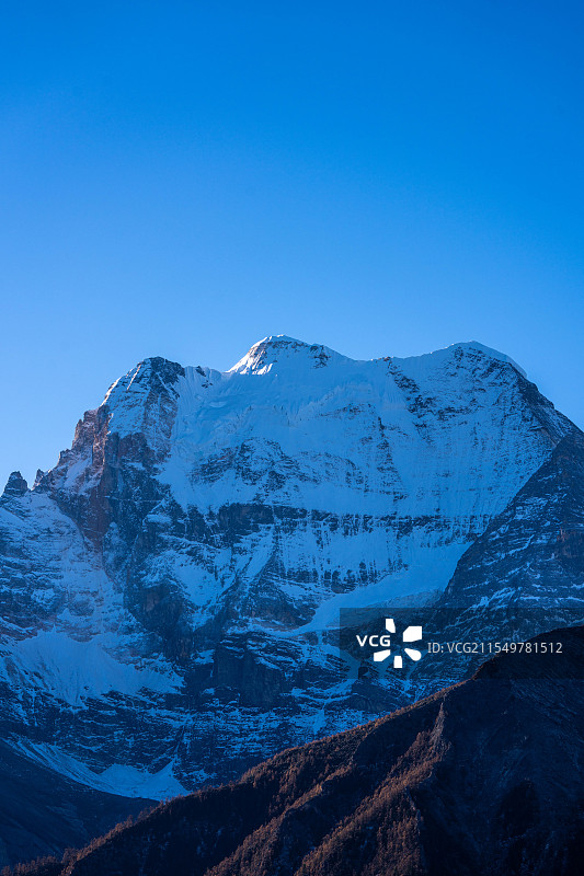 稻城亚丁：仙乃日雪山正面大图竖拍图片素材