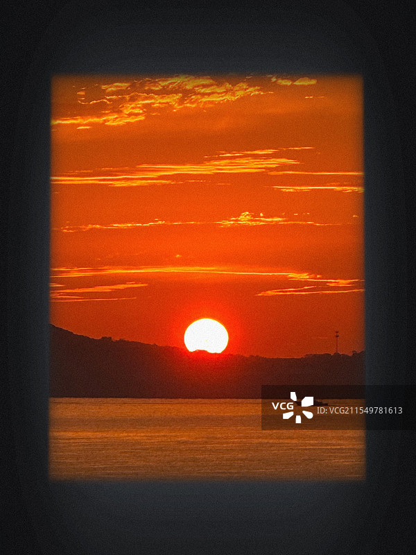 橘色天空下的海景图片素材