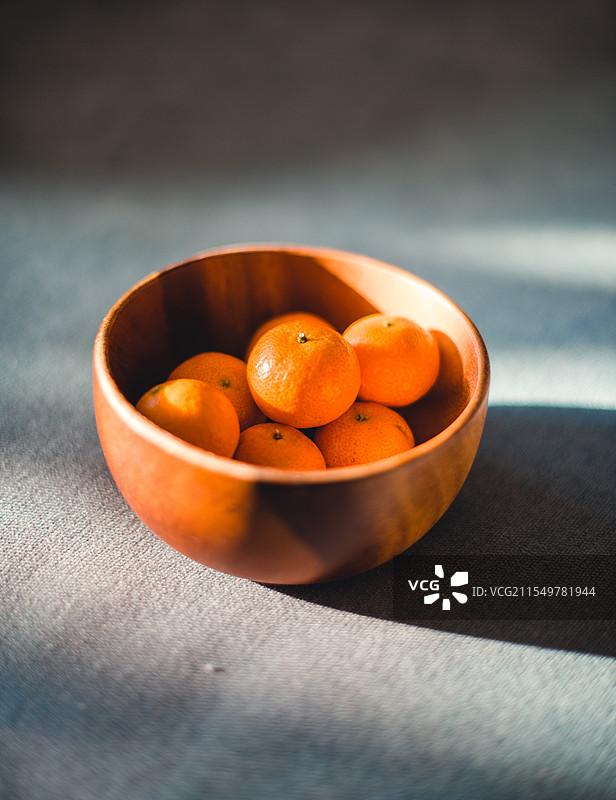 桌上碗里橘子的特写镜头图片素材