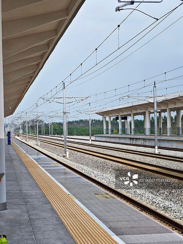 阴天下的无人高铁站站台图片素材