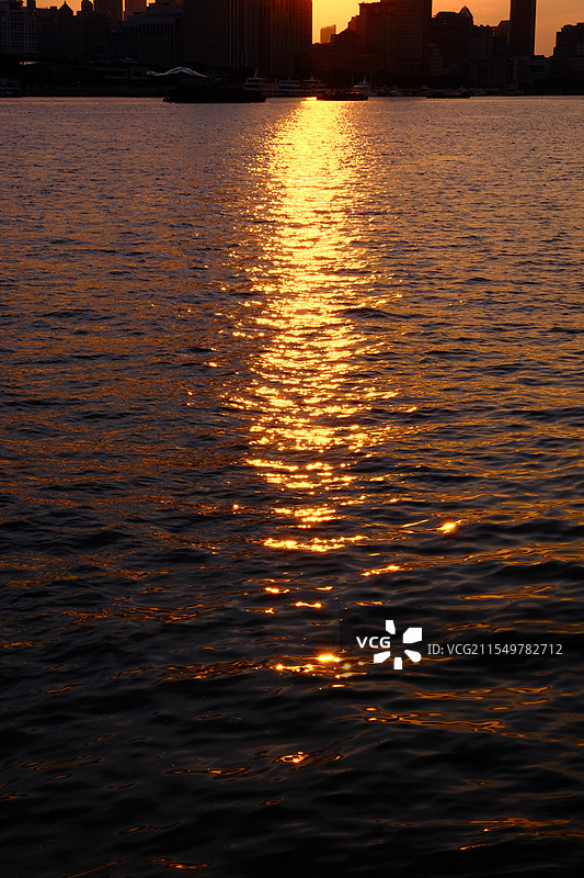 夕阳下波光粼粼的江面 浮光跃金图片素材