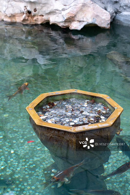 聚宝盆与锦鲤图片素材