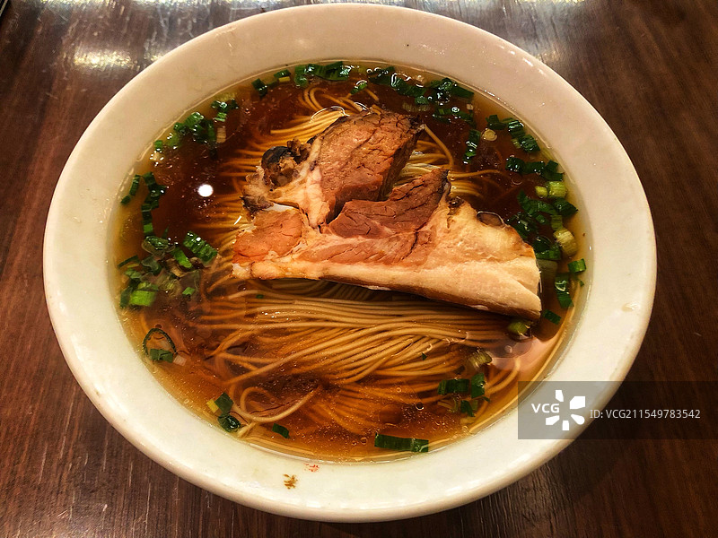 传统苏式红汤焖肉面图片素材