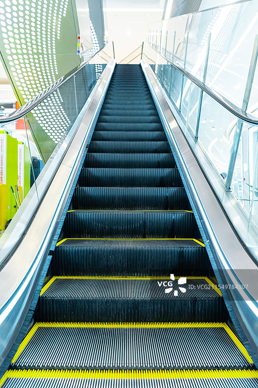 中国城市建筑公共设施拍摄主题，低视角拍摄商场里的电动扶梯，室内无人图像摄影图片素材