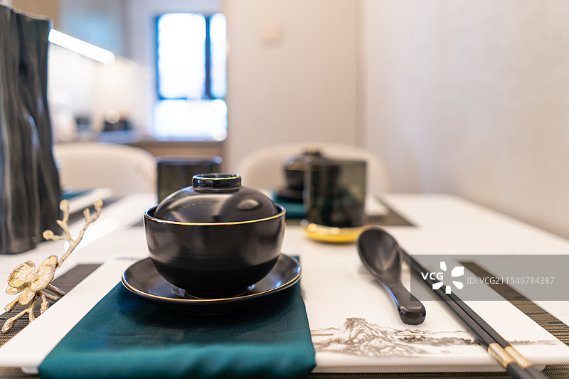 中国房地产城市生活拍摄主题，住宅内部环境，餐厅餐桌上的厨具和花瓶插画装饰物，室内无人图像摄影图片素材