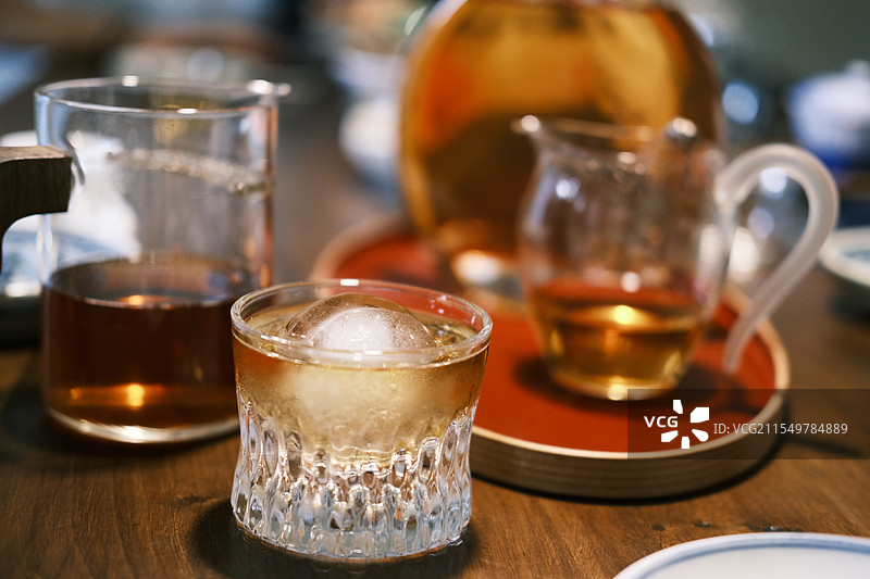 静物，桌面，新中式茶饮，冷泡茶，冷萃茶，玻璃杯，冰球泡在杯中，冰饮图片素材