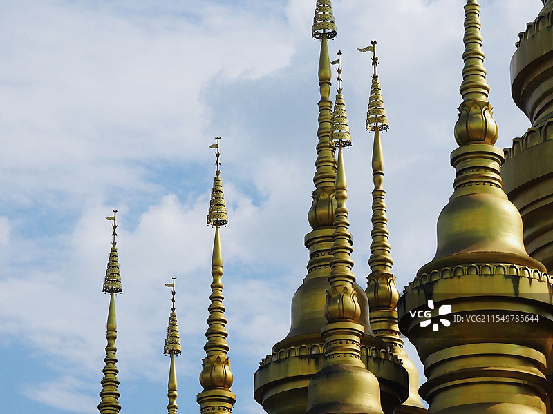 2024年11月5日云南西双版纳勐泐大佛寺蓝天下的山顶金碧辉煌的大金塔的建筑特写图片素材