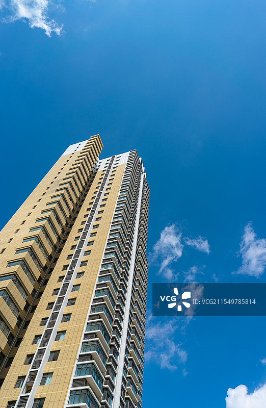 中国房地产拍摄主题，低视角仰拍居住区高层楼房和天空中的蓝天和云景，户外白昼无人图像摄影图片素材