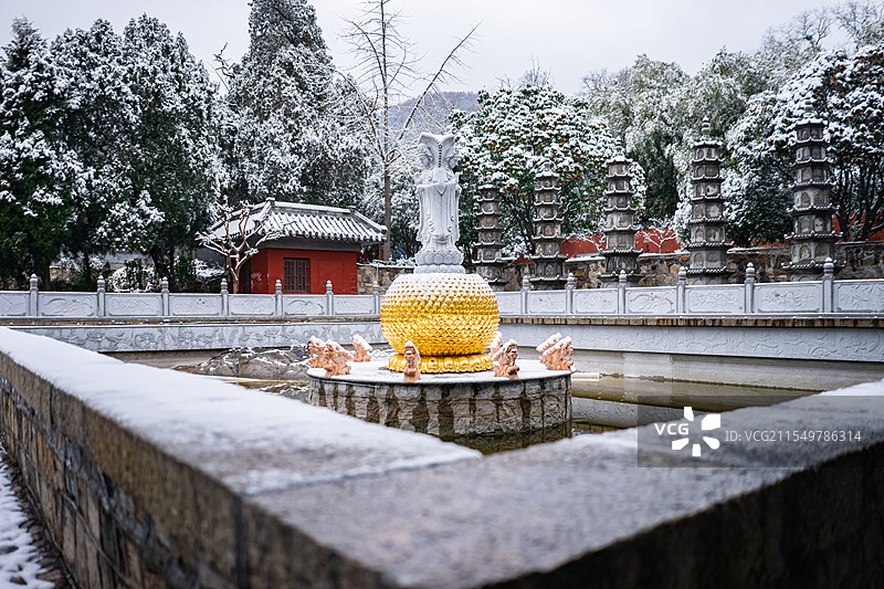 中国山东泰安泰山旅游风景区著名景点，冬天下雪普照寺寺庙池塘里的观音菩萨，户外白昼无人图像摄影图片素材