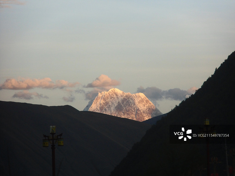 贡嘎日照雪山图片素材