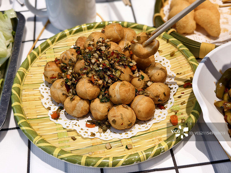 餐桌上油炸汤圆食物的高角度视图图片素材